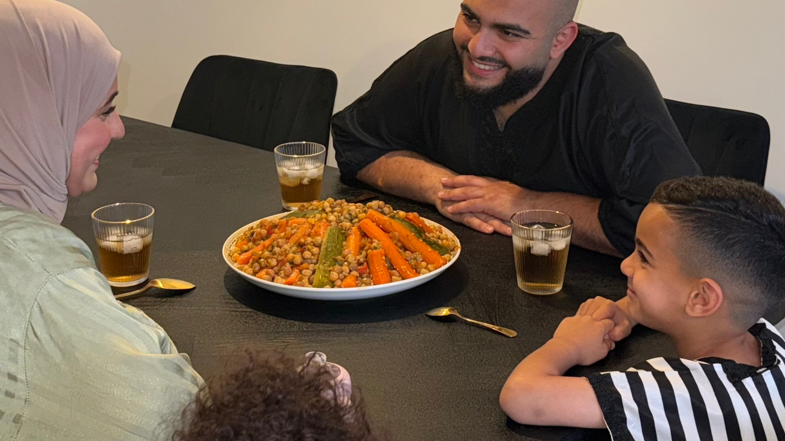 Marokkaanse couscous met kip, groenten en kikkererwten