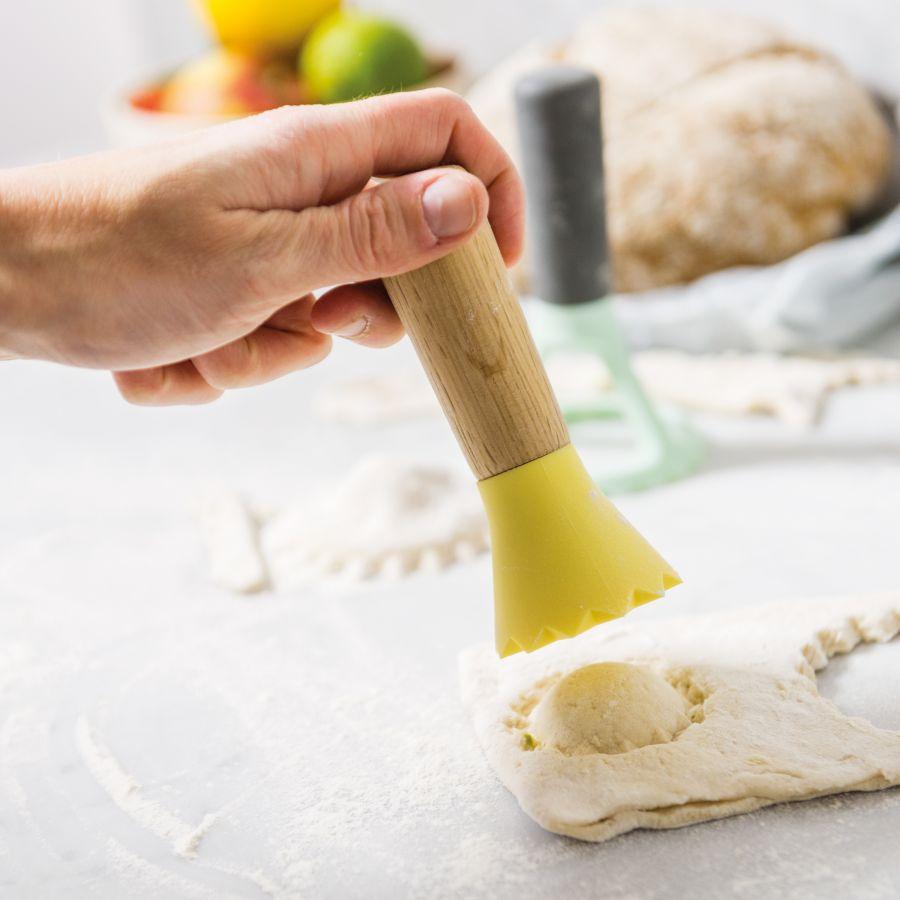 Geïsoleerde afbeelding van LEO Kleine raviolistempel houten handvat 11,5 cm