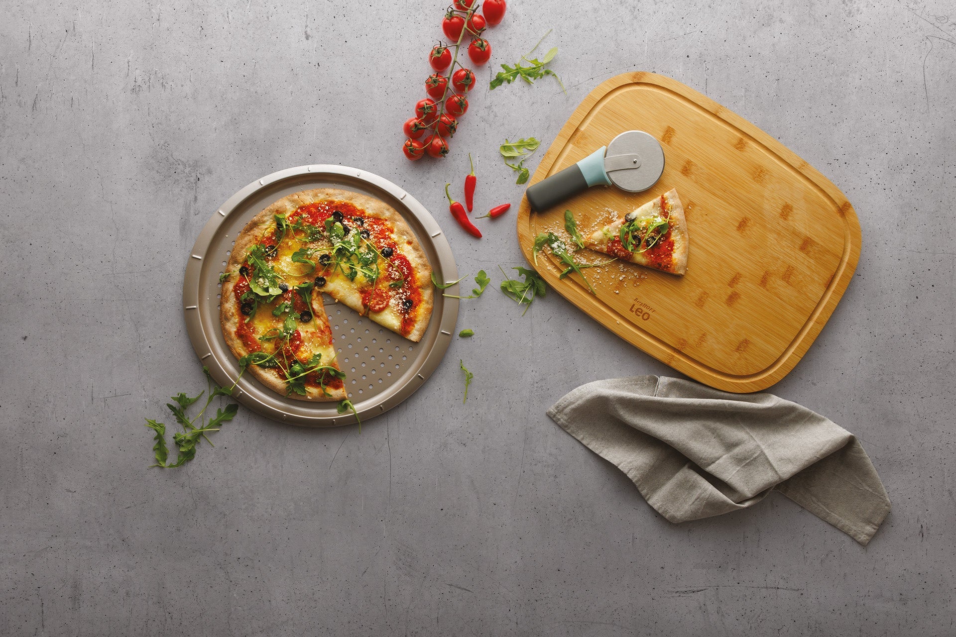 Geïsoleerde afbeelding van LEO Geperforeerde pizzapan Balance 32x1,50cm