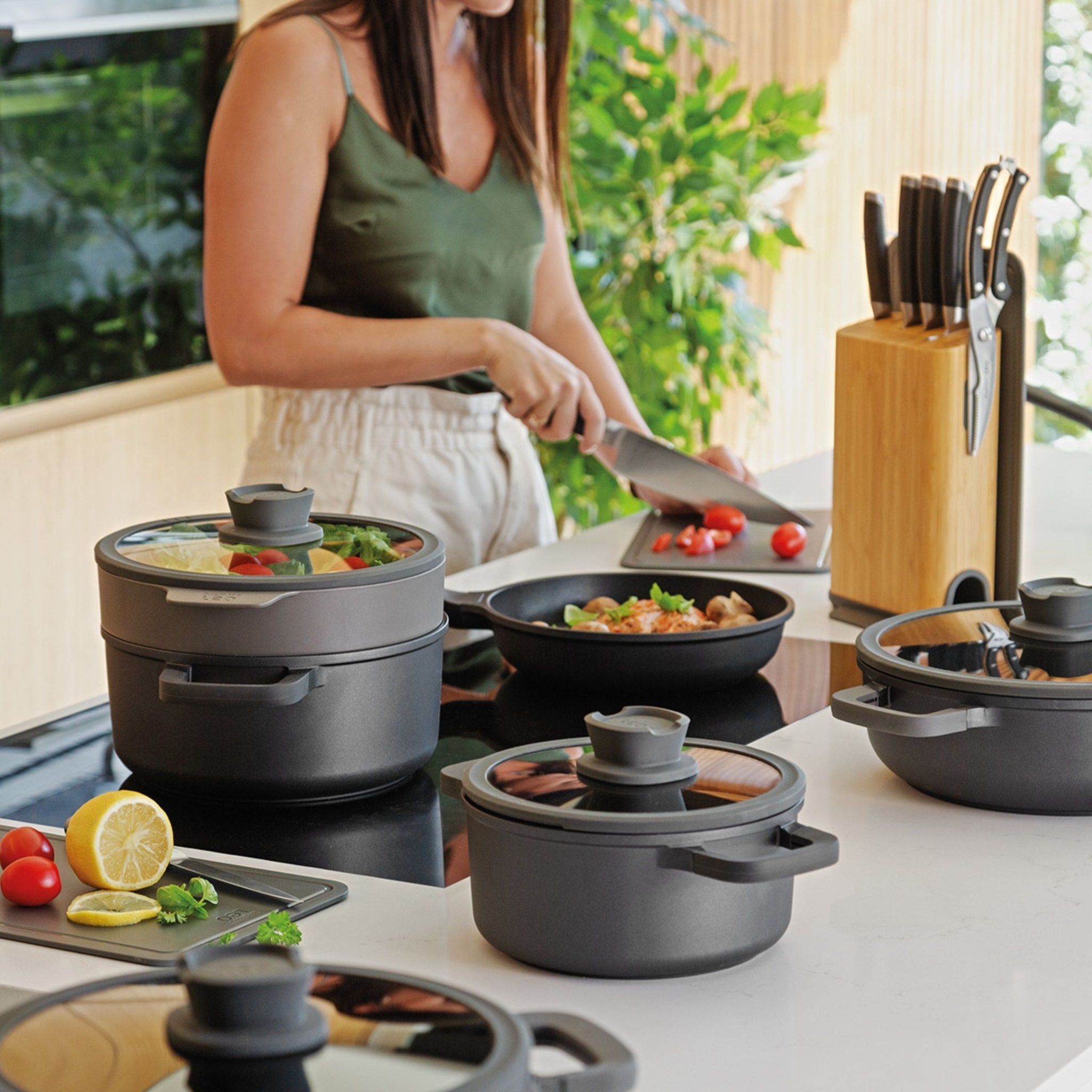 In gebruik bij het koken: "LEO Kookpot antikleef met deksel Stone+ - Ø 24x11cm in gebruik tijdens het koken"