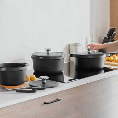 Lifestyle afbeelding van LEO Kookpot met deksel Graphite Cast iron - Ø 20cm, perfect voor moderne keukens