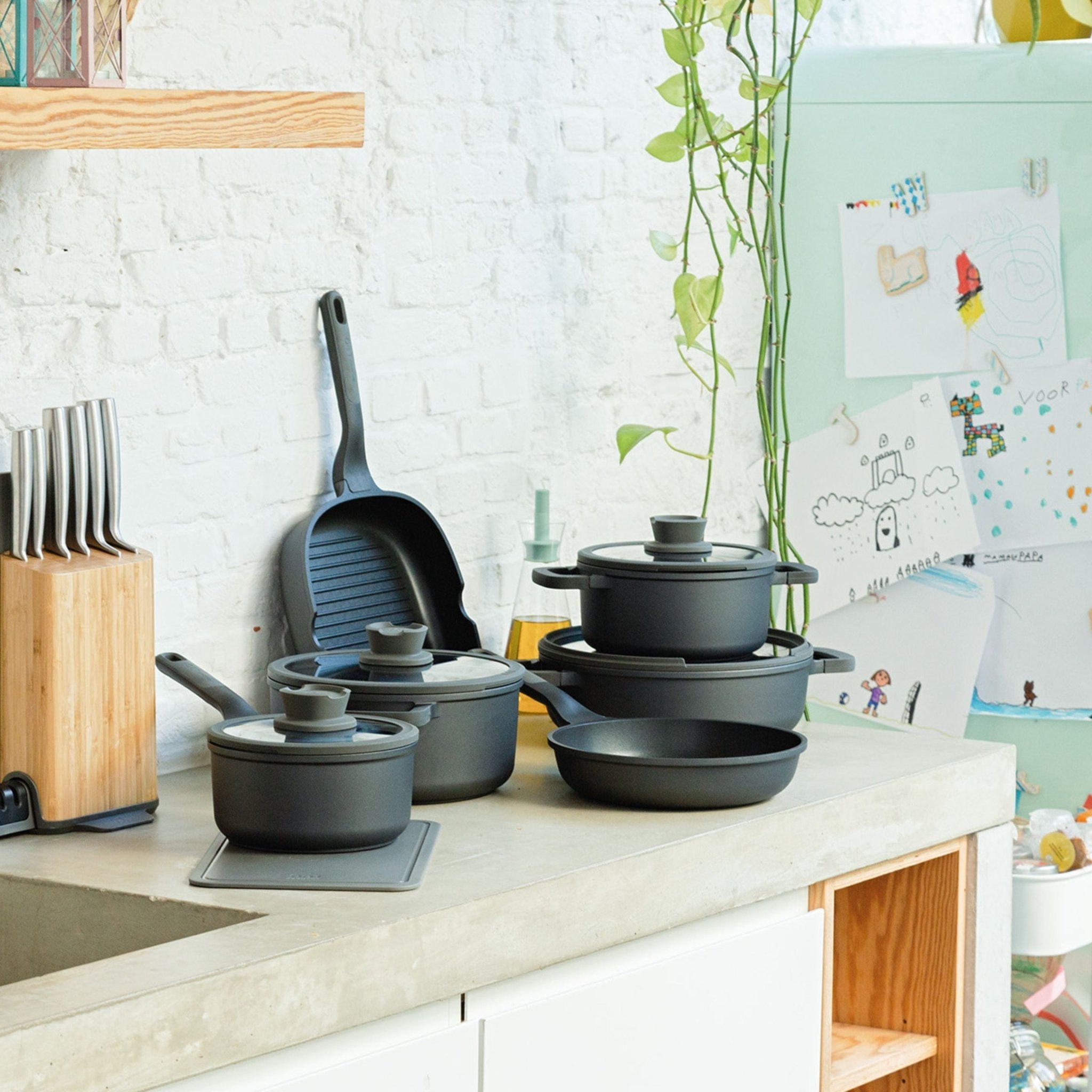 Table Preparation: "LEO Kookpot met deksel Stone+ op tafel klaar voor serveren"