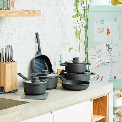 Table Preparation: "LEO Kookpot met deksel Stone+ op tafel klaar voor serveren"