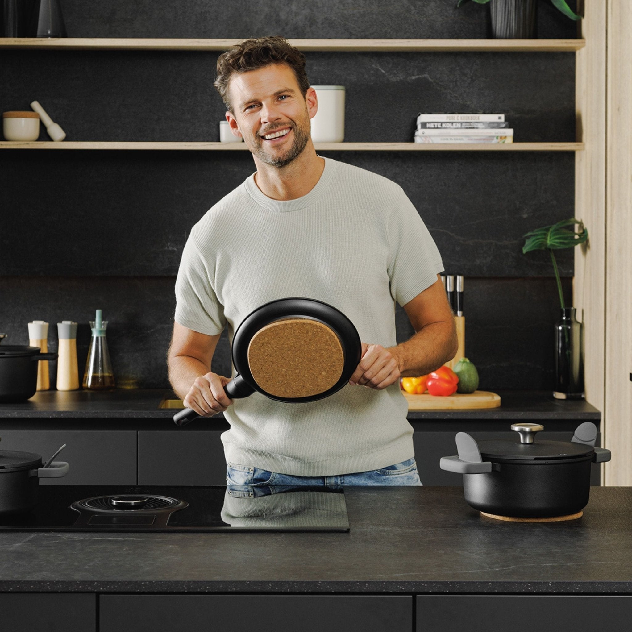 Lifestyle afbeelding van LEO Kookpot antikleef met deksel Phantom - Ø 20cm, perfect voor gezond koken