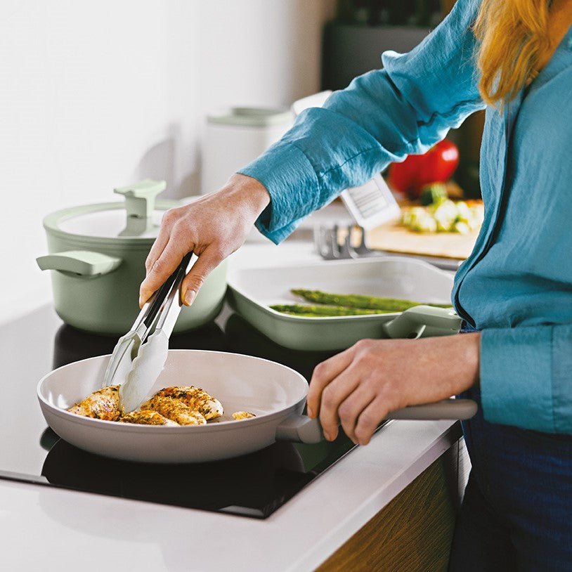 Demonstratie van het sauteren met LEO Sauteerpan in de keuken